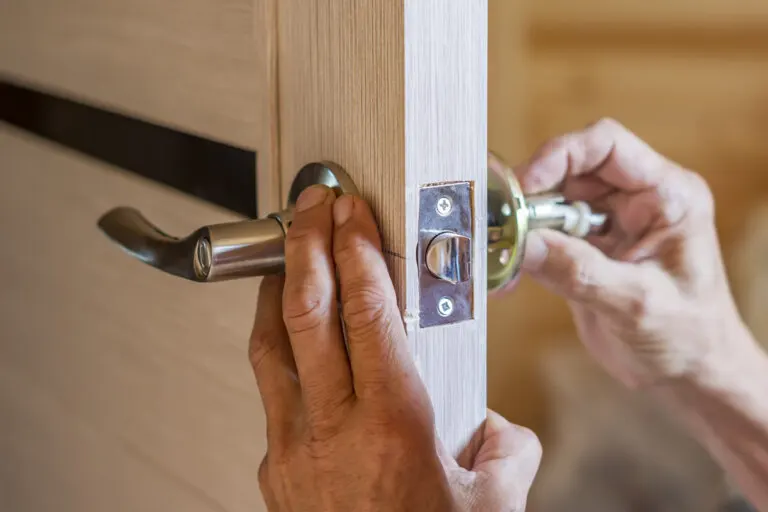 ¿Cómo arreglar el pomo de una puerta?