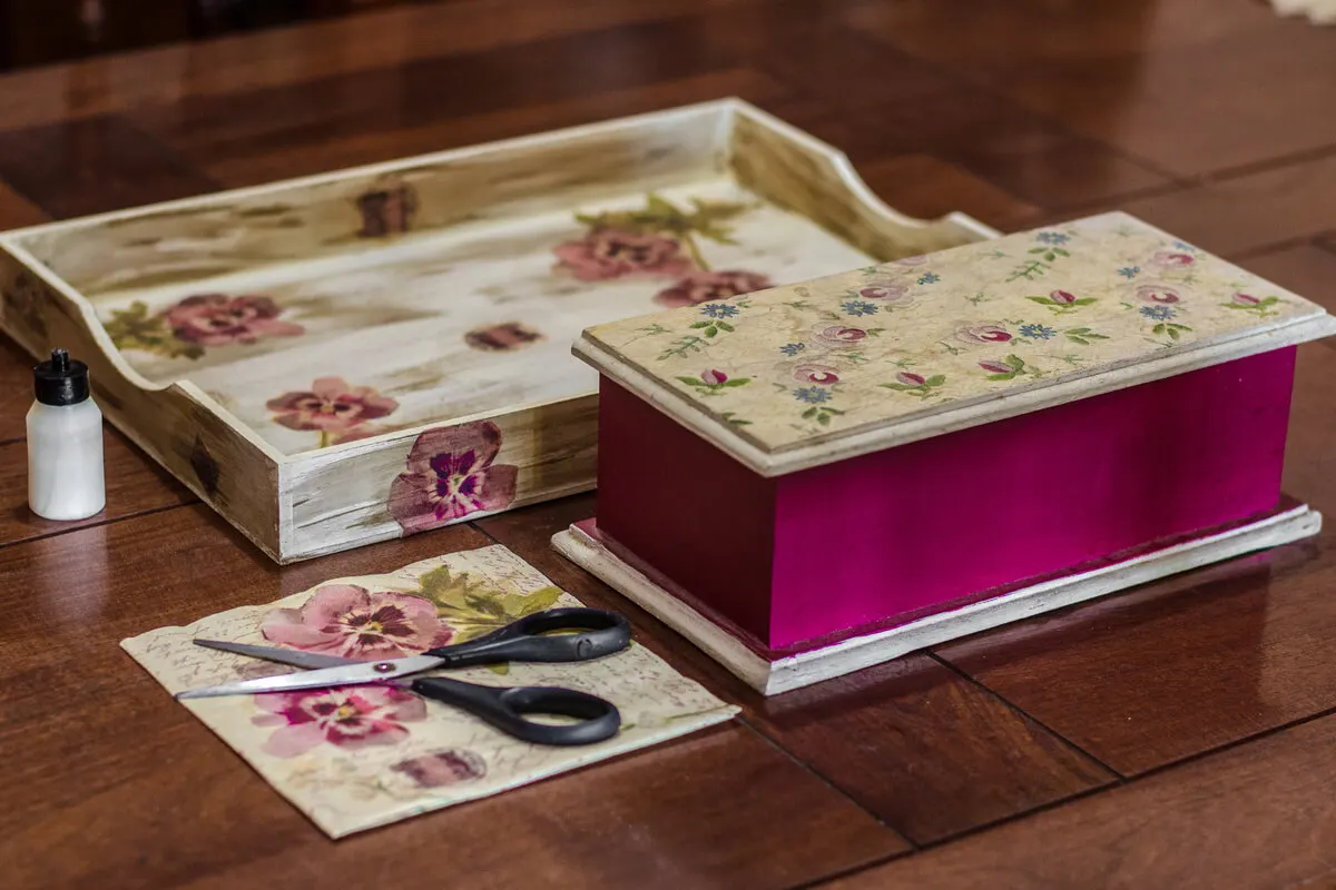 Caja decorada con técnica decoupage.