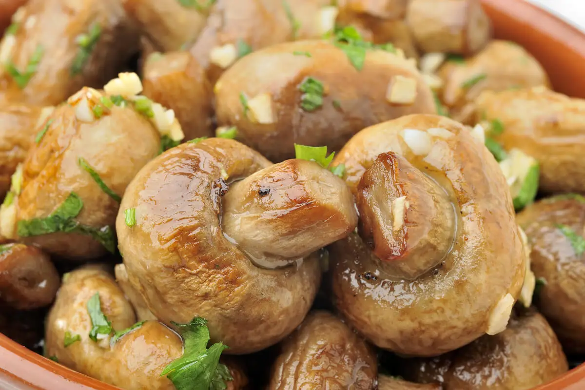 Champiñones al ajo.