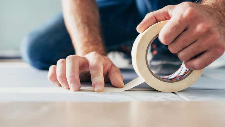 شريط ورقي لتطبيقه قبل طلاء البلاط.