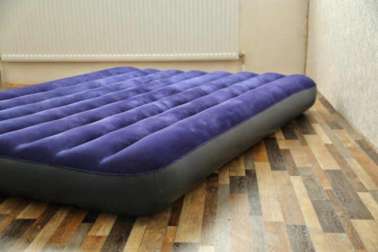 ¿Cómo reparar un colchón inflable?