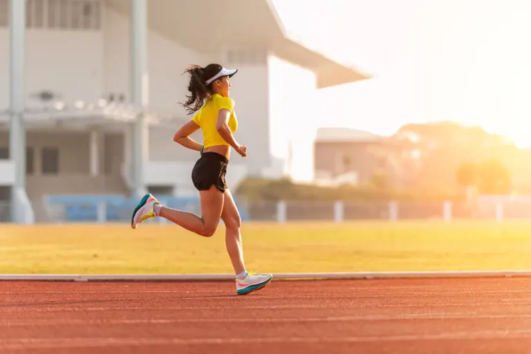 Rutina de entrenamiento en pista para corredores