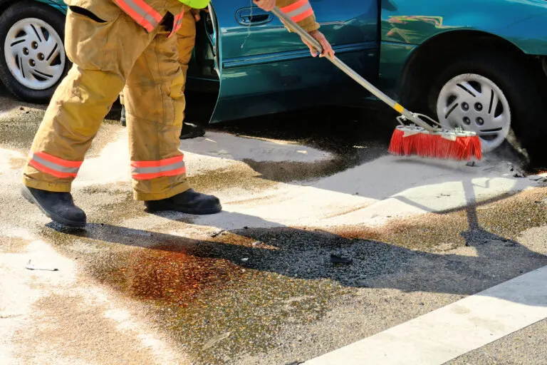¿Cómo limpiar un derrame de gasolina?