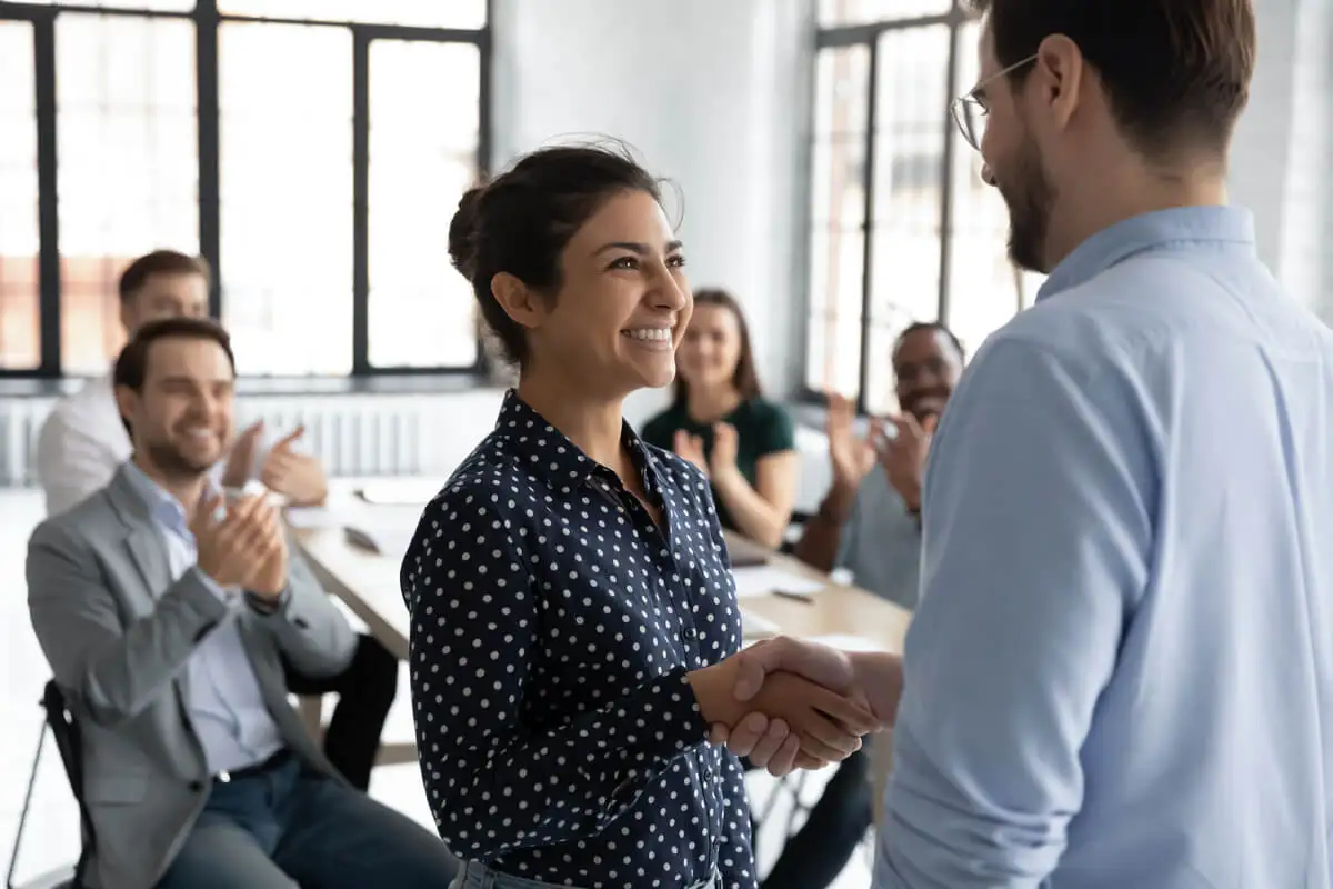 Mulher com contrato psicológico no trabalho