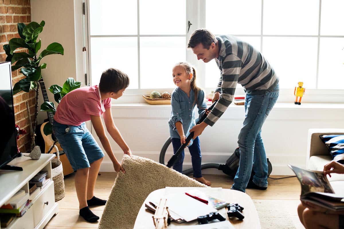 Familia participa en la limpieza de la casa en verano.