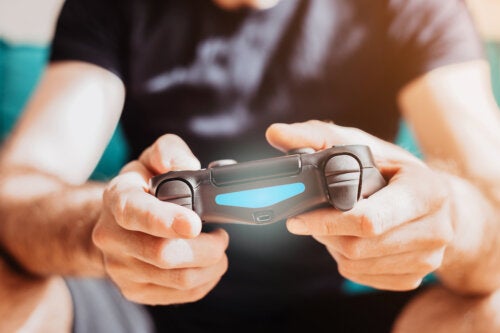 ¿Qué le pasa a tus manos cuando abusas de los videojuegos?