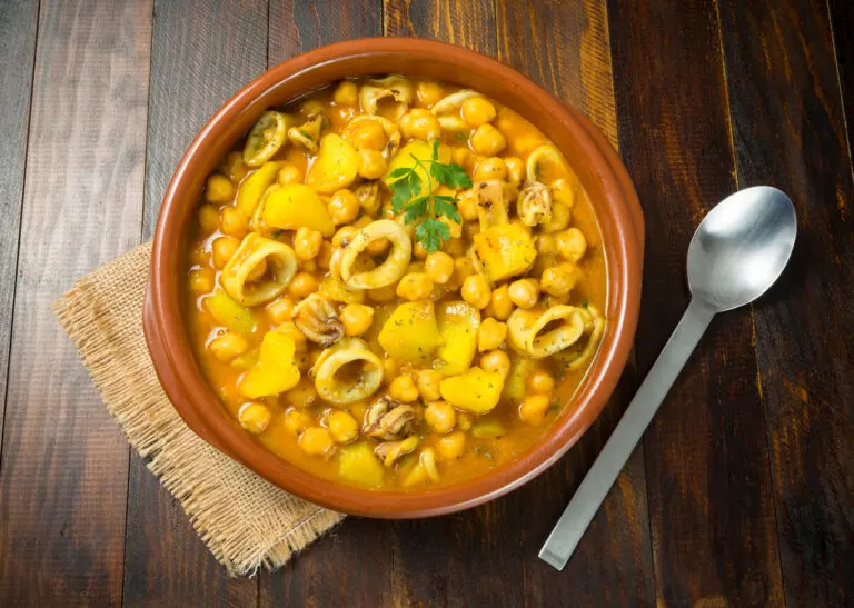Garbanzos con calamares: receta sencilla y saludable