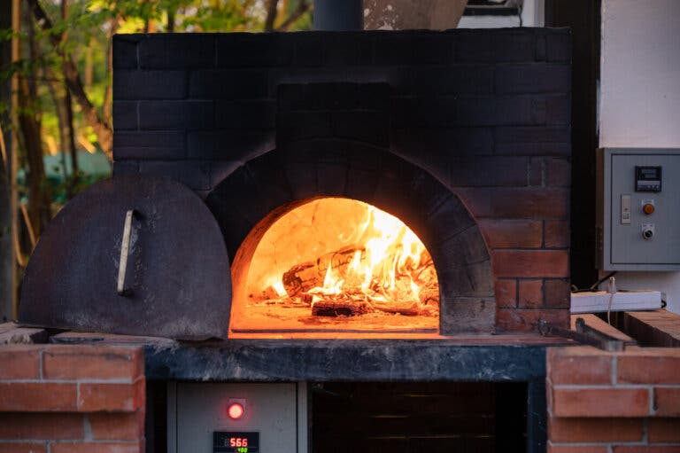¿Cómo utilizar un horno de leña?