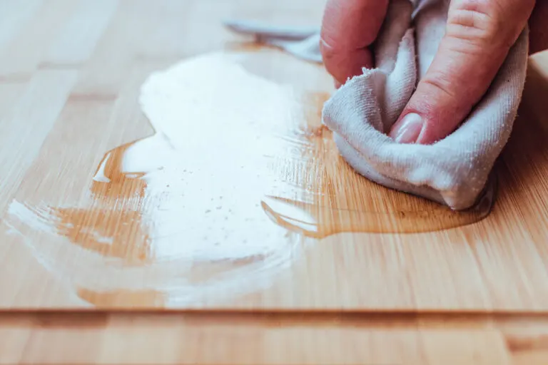 ¿Cómo eliminar manchas de pintura en el suelo?