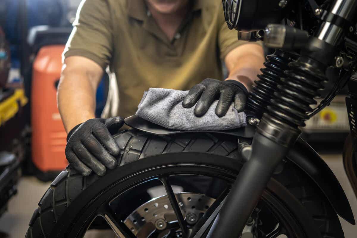 Cuidado de los neumáticos de una motocicleta.