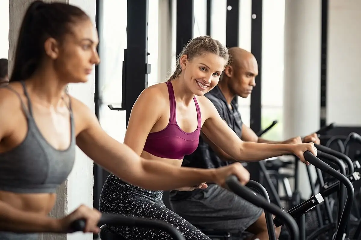 Bicicleta fija en el gimnasio.