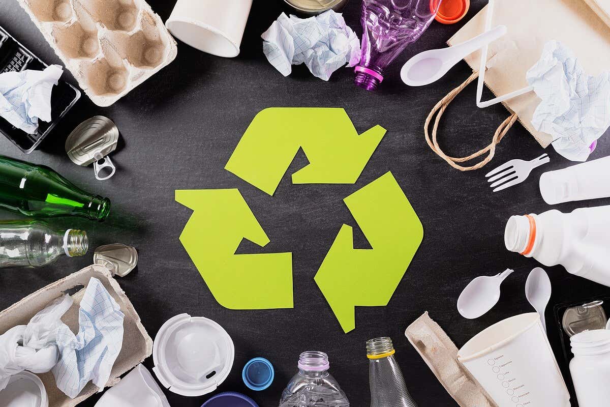 Greenwashing - verschiedene Produkte und Recyclingsymbol