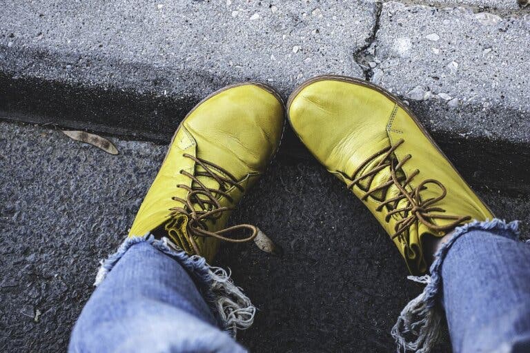 ¿Cómo combinar zapatos amarillos?