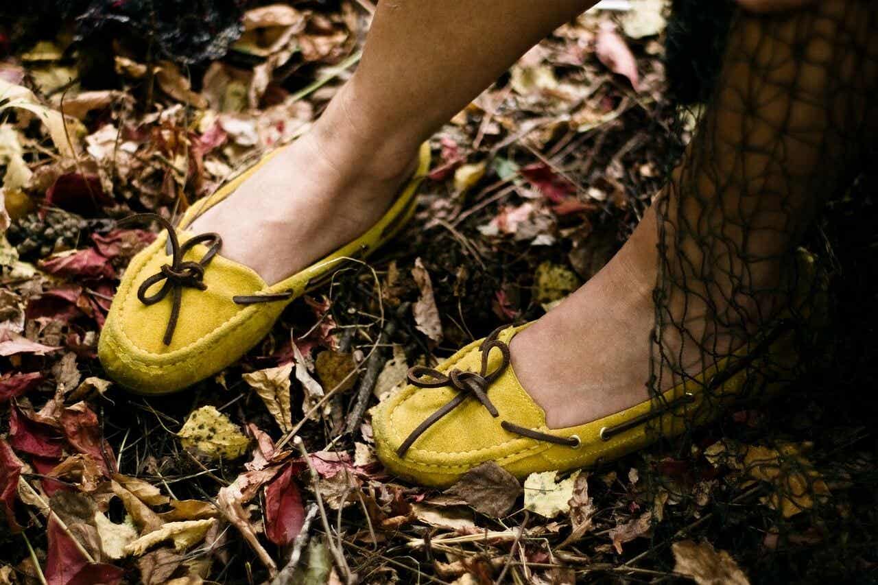 Scarpe con colori autunnali.