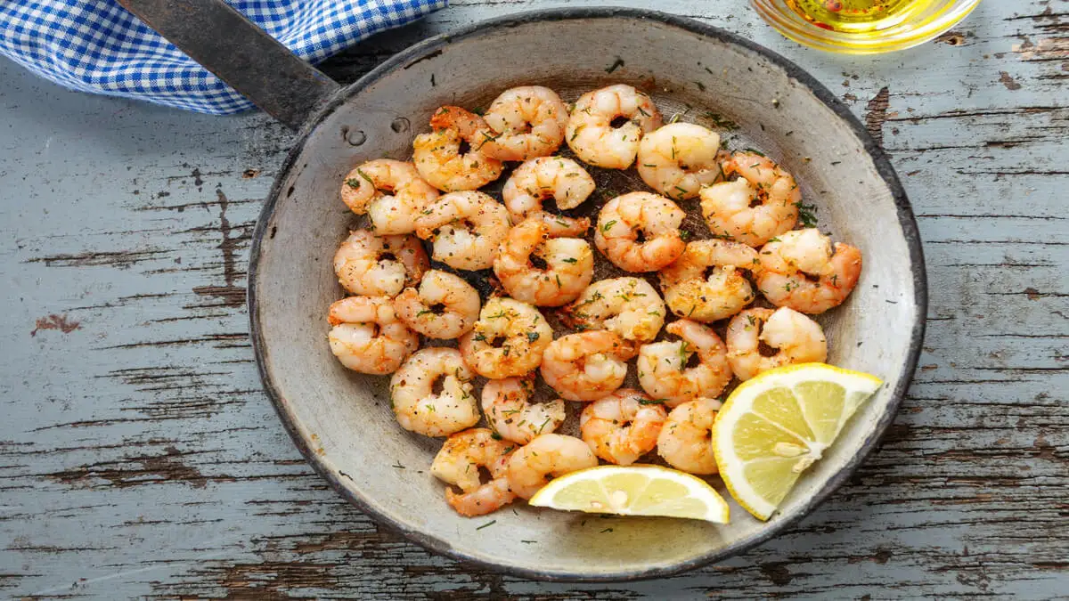 Camarones cocinados en un sartén.