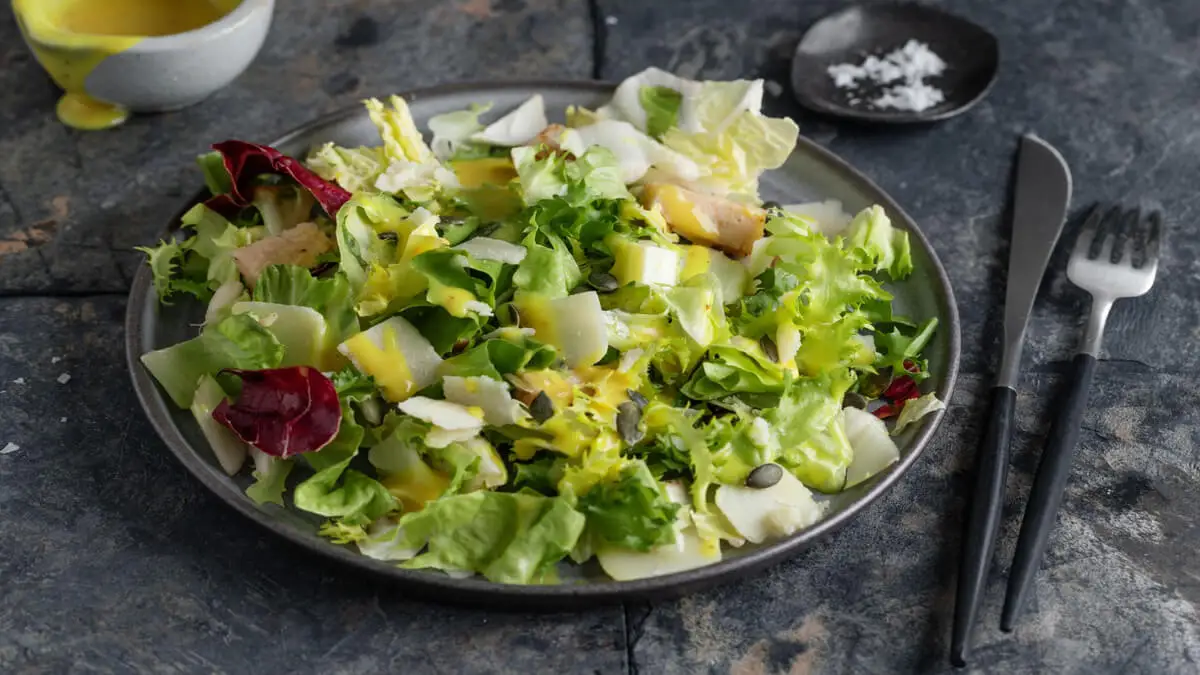 Ensalada verde con queso.