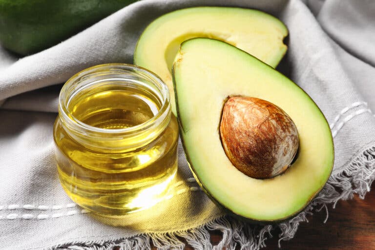 Aceite de aguacate: beneficios y usos en el cabello