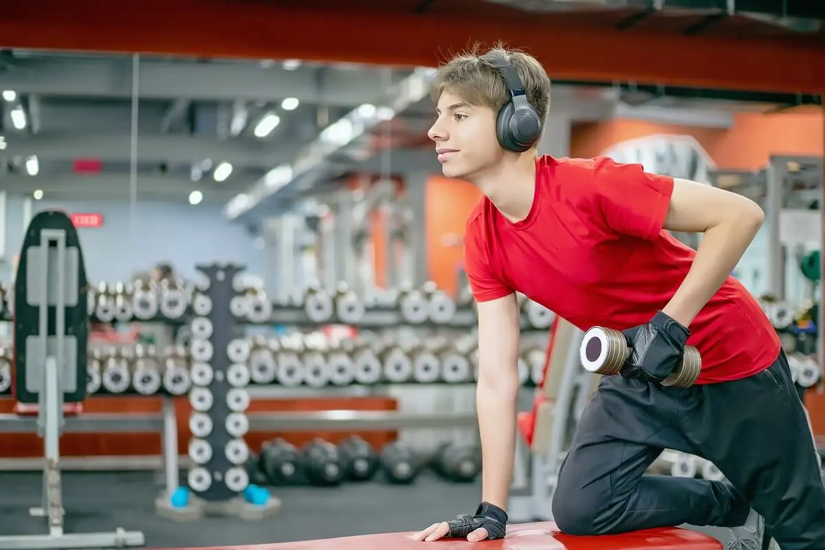 Verwendung von Deodorant - Junge im Fitnessstudio