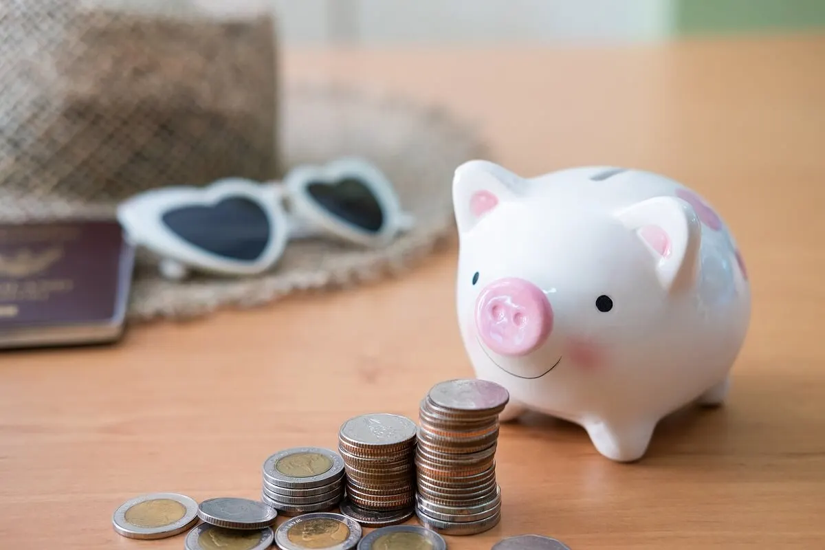 Ahorro de dinero para comprar un auto híbrido.