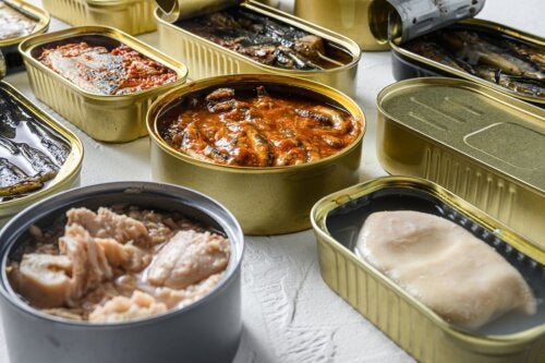 ¿Es peligroso guardar enlatados abiertos en el refrigerador?