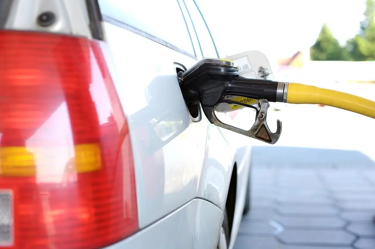 Automóvil carga gasolina.