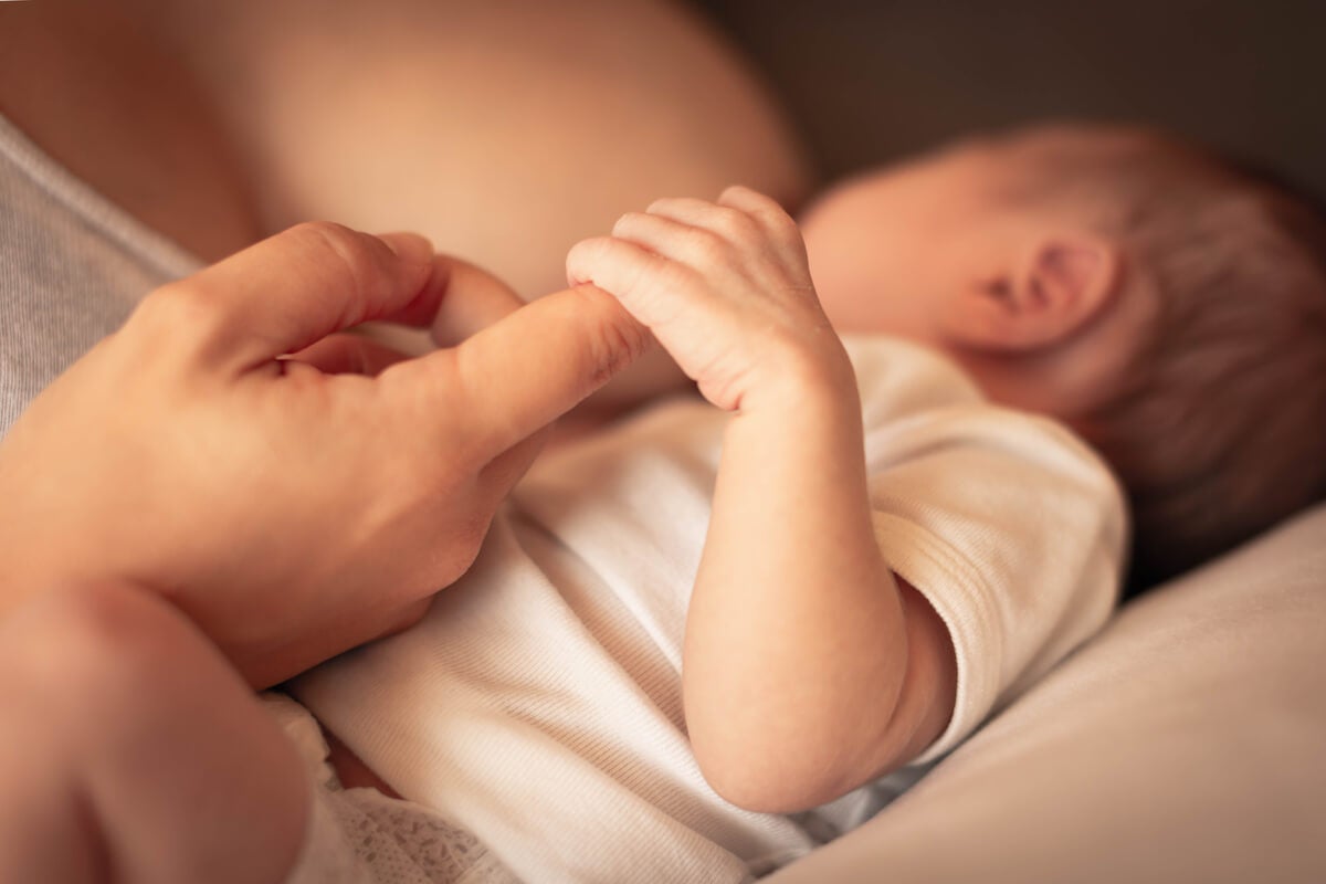 L'allattamento al seno modifica le feci del bambino.
