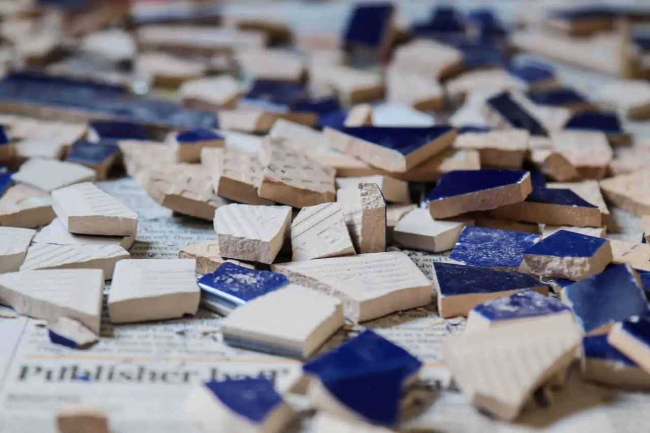 Połamana ceramika symbolizujące filozofię kintsugi