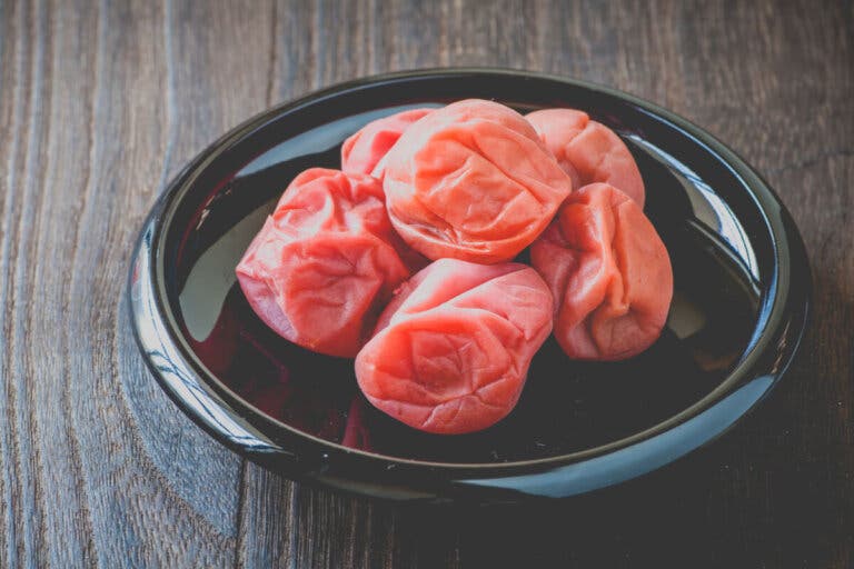 ¿Qué es la ciruela umeboshi y cuáles son sus propiedades?