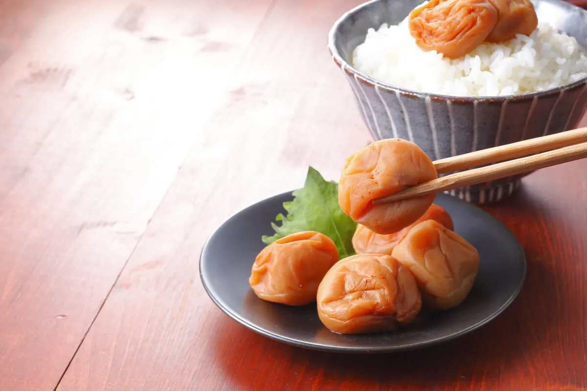 Ciruela umeboshi en la cocina.