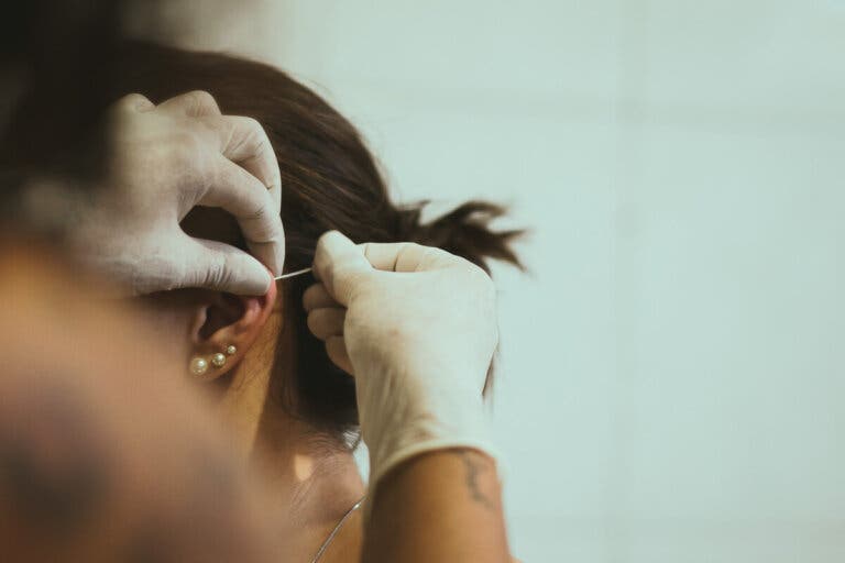Piercings de oreja: tipos y riesgos
