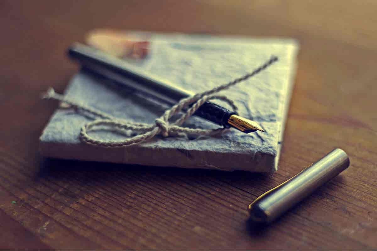 Meditieren vor dem Schlafengehen - Tagebuch und Füller