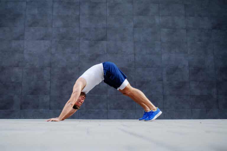 ¿Cómo hacer el ejercicio de gusano para fortalecer abdomen, brazos y piernas?