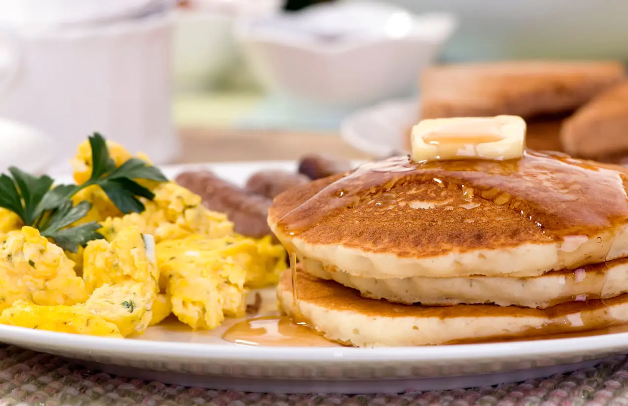 Tortitas con huevo revuelto.