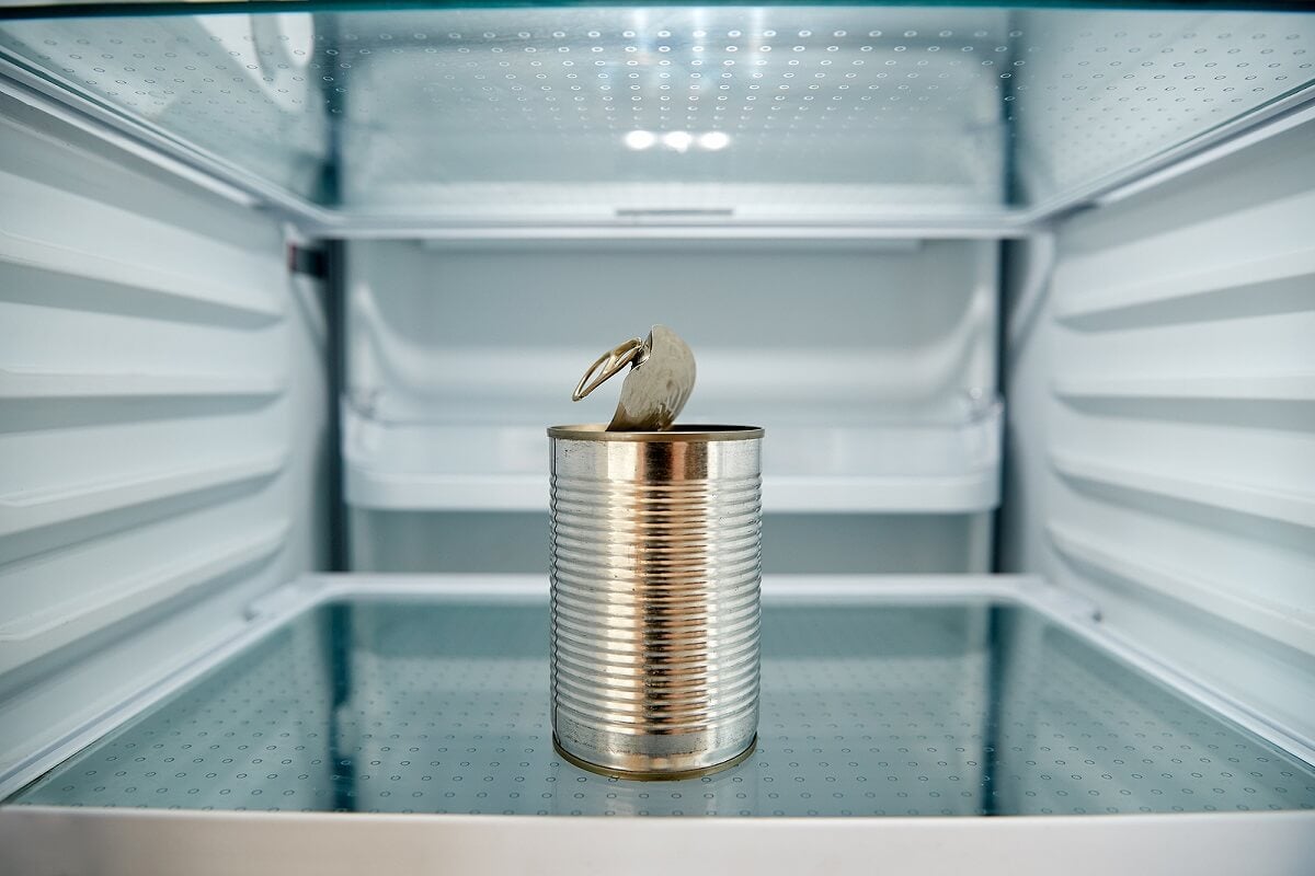 ¿Cuáles son los riesgos al guardar enlatados abiertos en el refrigerador?