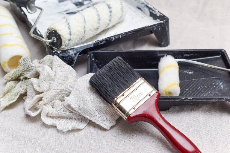 7 consejos para limpiar las brochas y los rodillos