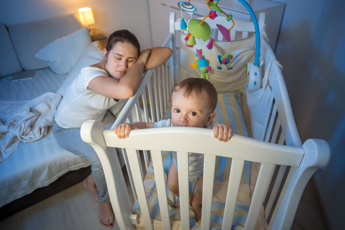 Il poco riposo dal prendersi cura del bambino provoca un incubo postpartum.