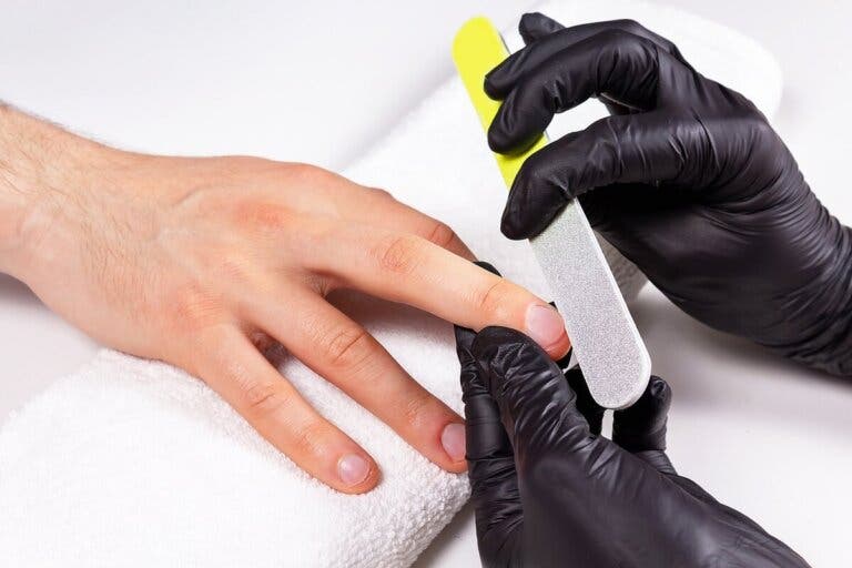 Manicura para hombres: beneficios y procedimiento
