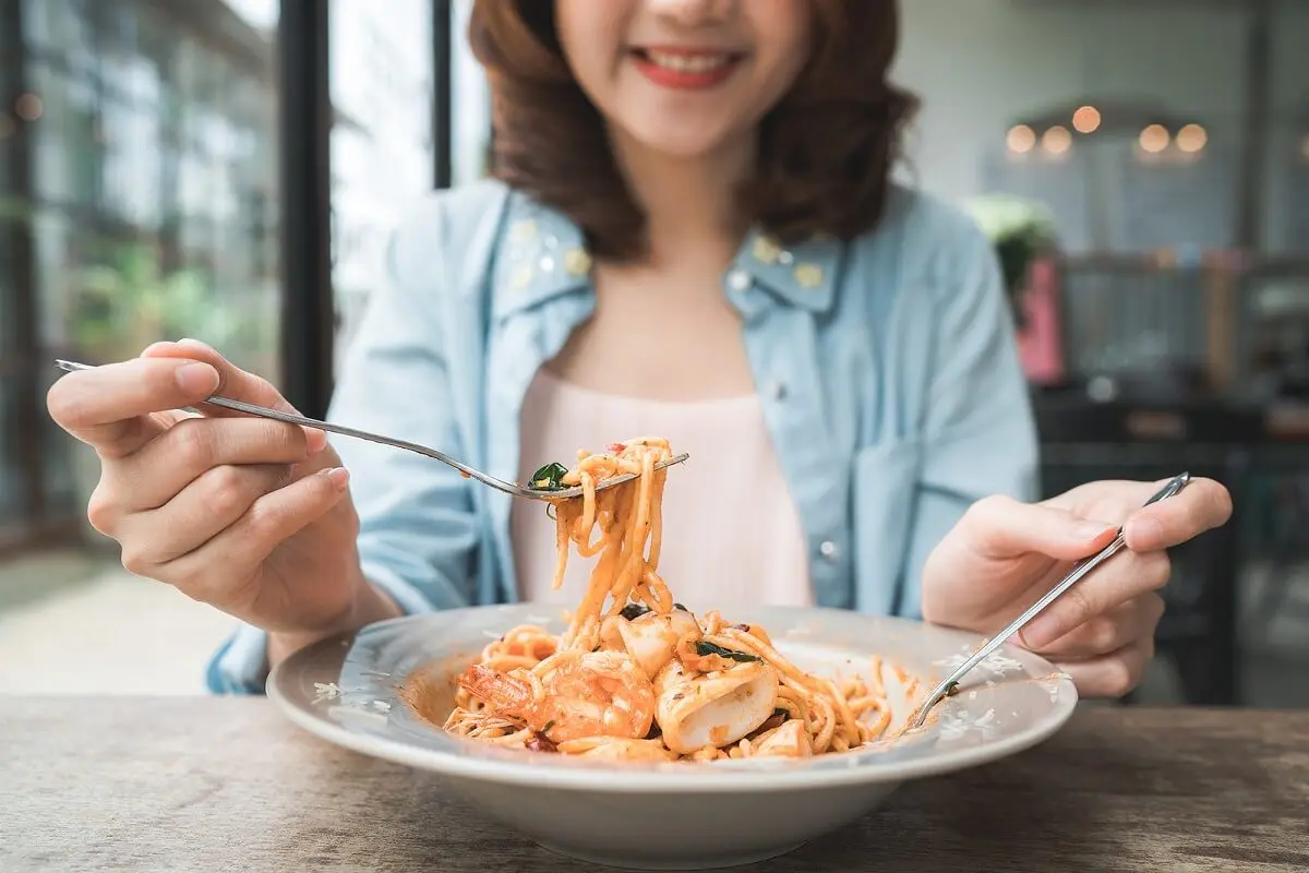 Mujer comiendo pasta