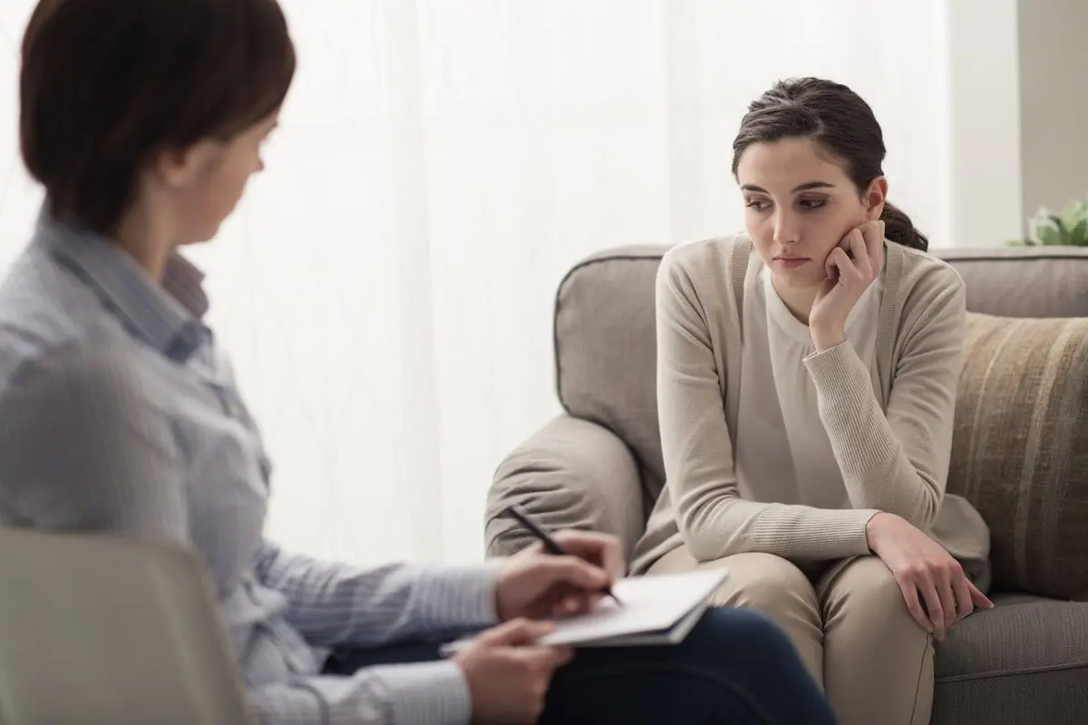 Mujer con depresión en consulta