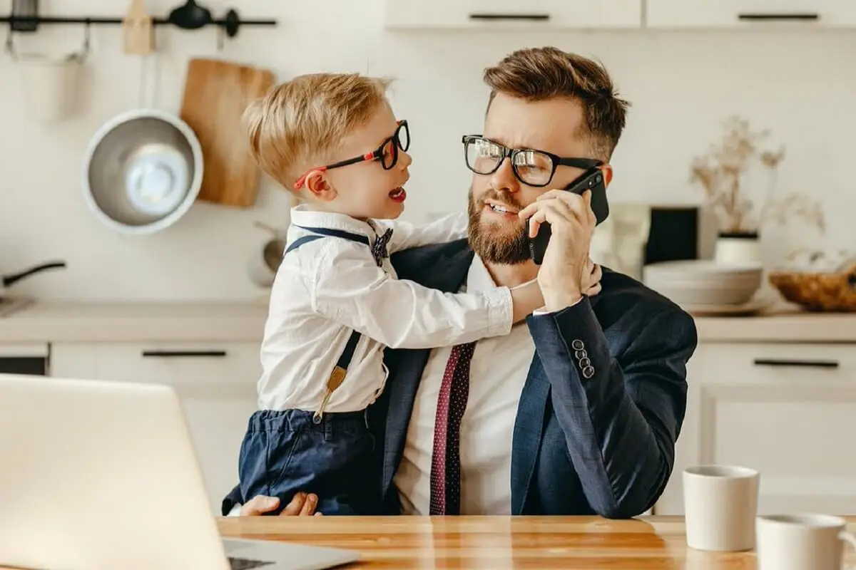 Niño interrumpiendo a su padre.