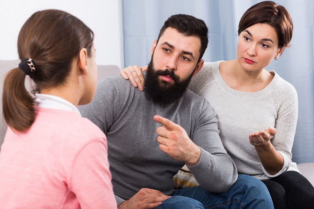 Genitori severi con la figlia.