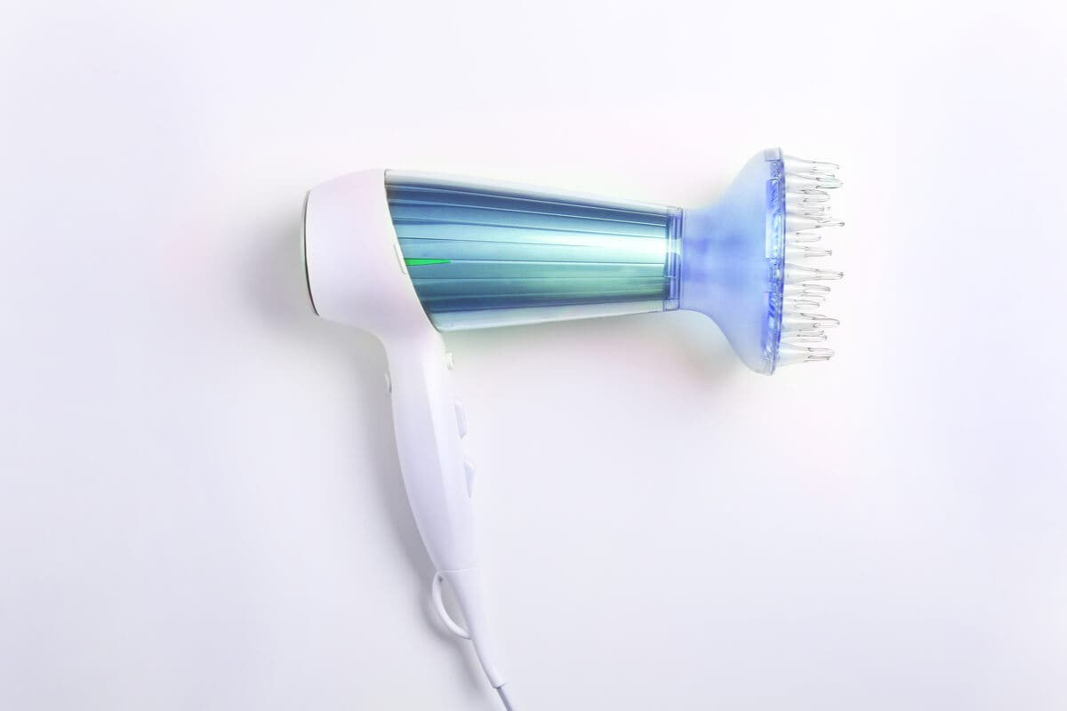 Sèche-cheveux pour repasser les vêtements.