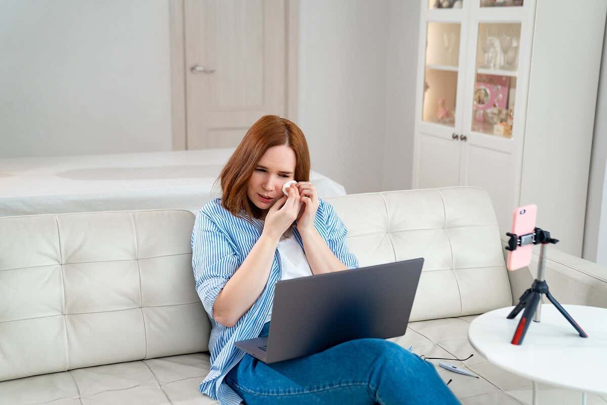 Mulher chorando na terapia online