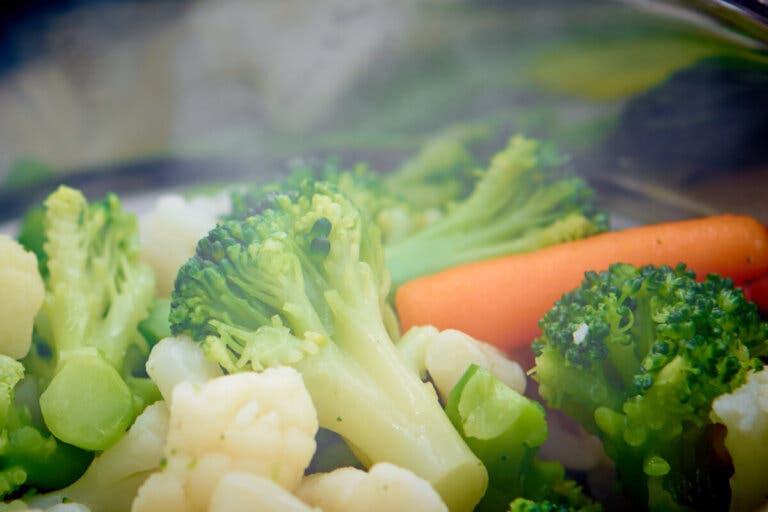¿Cuáles son los beneficios de cocinar al vapor?