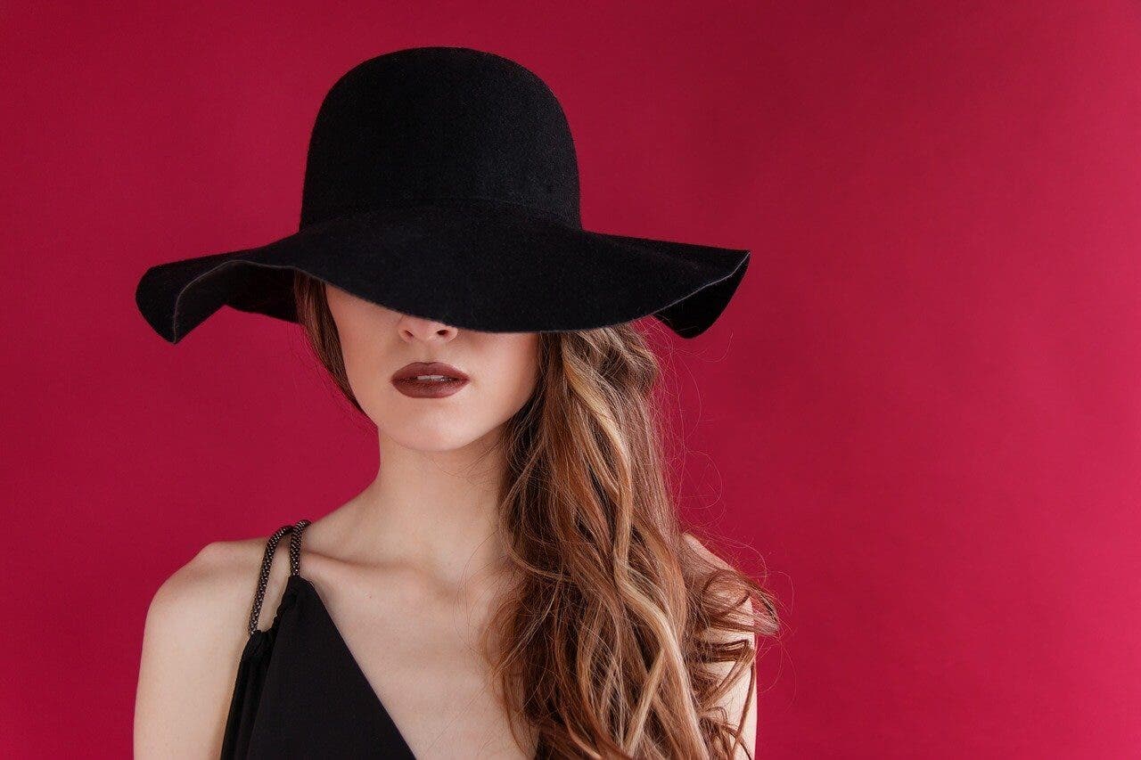 Vrouw met zwarte hoed