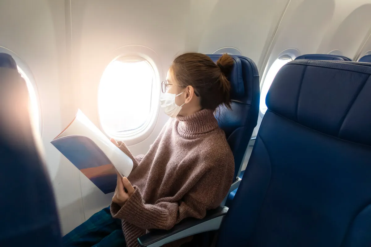 Viaje en avión con el pelo recogido.