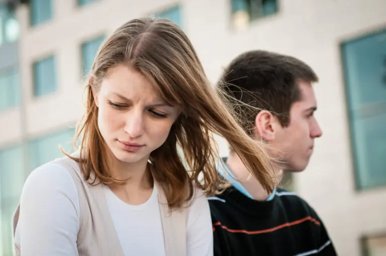 Sentir soledad en una relación: causas y formas de superarlo