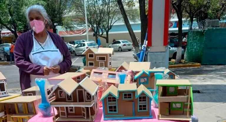 Esta abuelita construye casas de cartón para intercambiar por comida y no pasar hambre, la población se moviliza