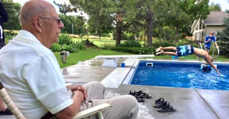 Superó la soledad abriendo una piscina para los niños de su barrio