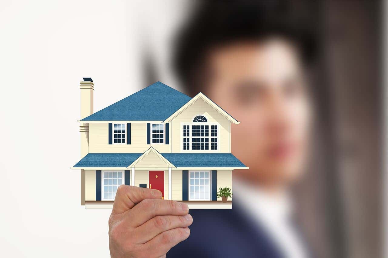 Agente inmobiliario ayuda a comprar una casa.